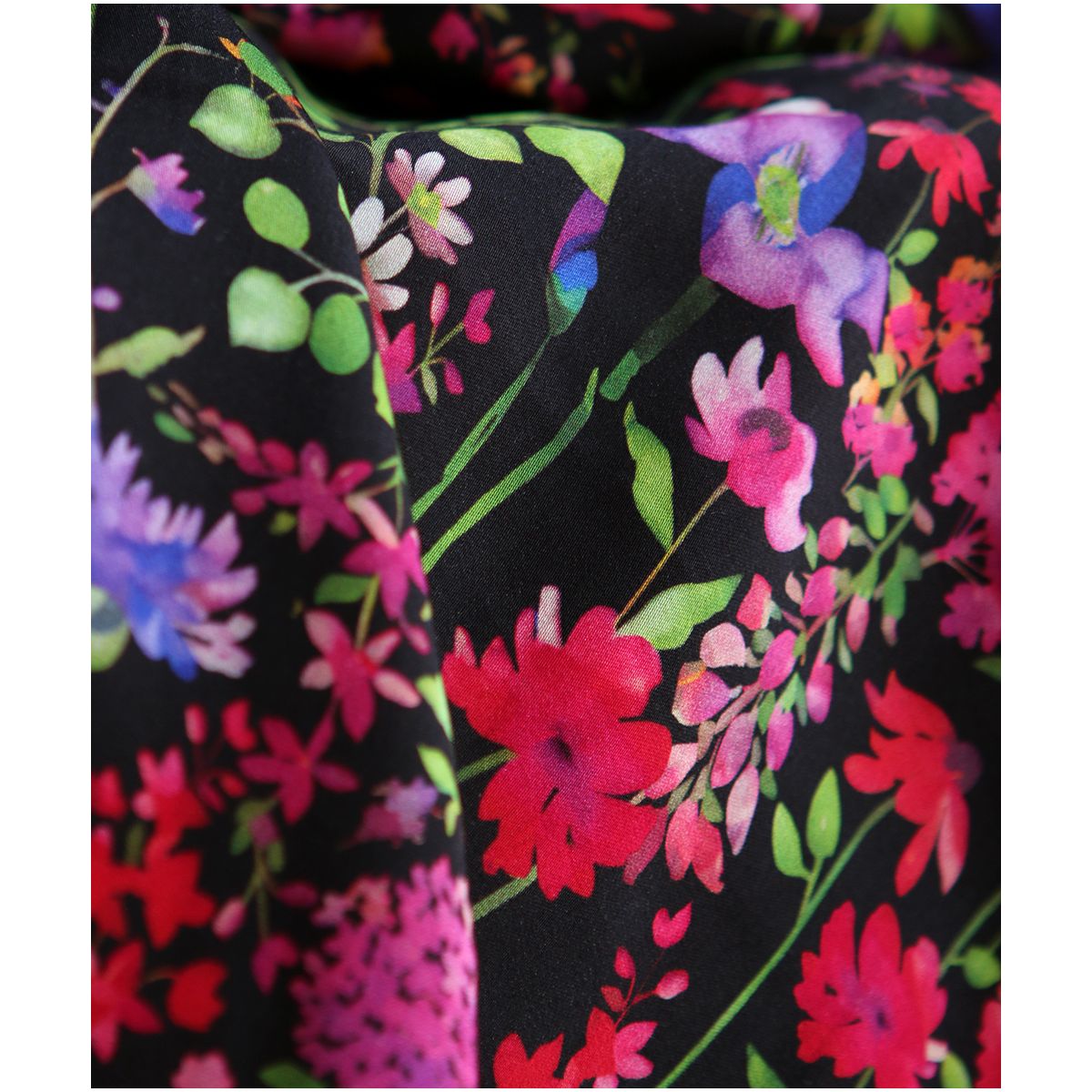 Neïla - Viscose satinée imprimé fleuri noir rose et rouge Neïla - Viscose satinée imprimé fleuri noir rose et rouge