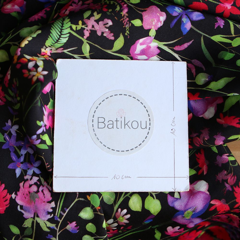 Neïla - Viscose satinée imprimé fleuri noir rose et rouge