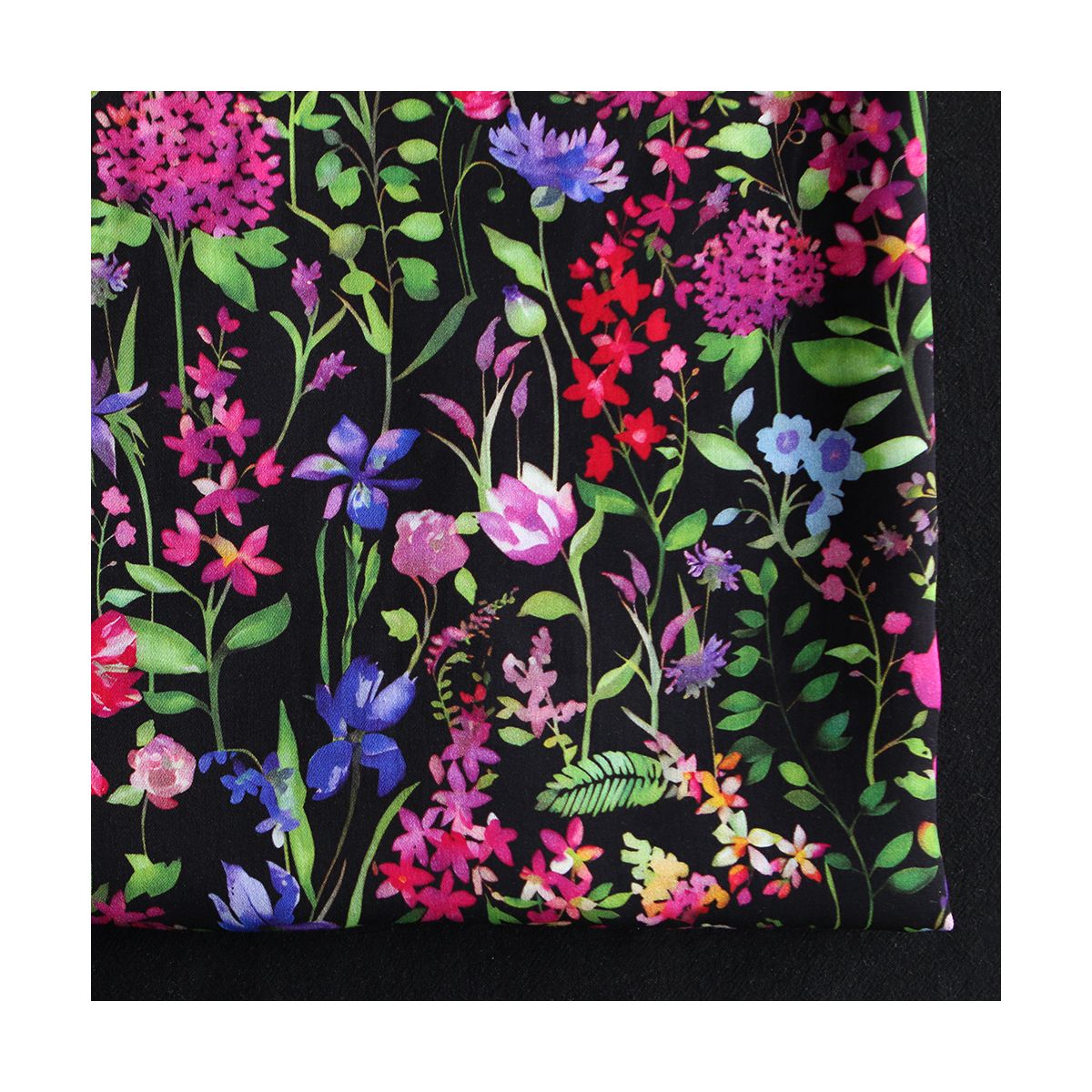 Neïla - Viscose satinée imprimé fleuri noir rose et rouge Neïla - Viscose satinée imprimé fleuri noir rose et rouge