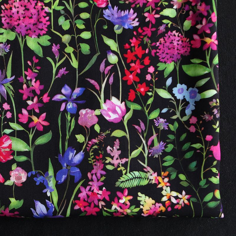 Neïla - Viscose satinée imprimé fleuri noir rose et rouge