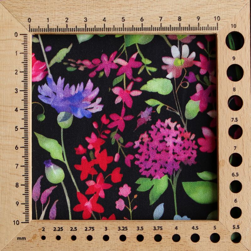 Neïla - Viscose satinée imprimé fleuri noir rose et rouge