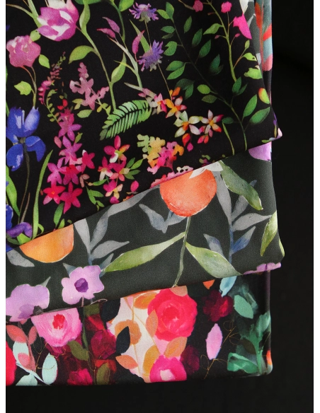 Neïla - Viscose satinée imprimé fleuri noir rose et rouge