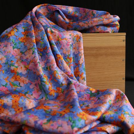 Cécile - Viscose satinée imprimé fleuri parme Cécile - Viscose satinée imprimé fleuri parme