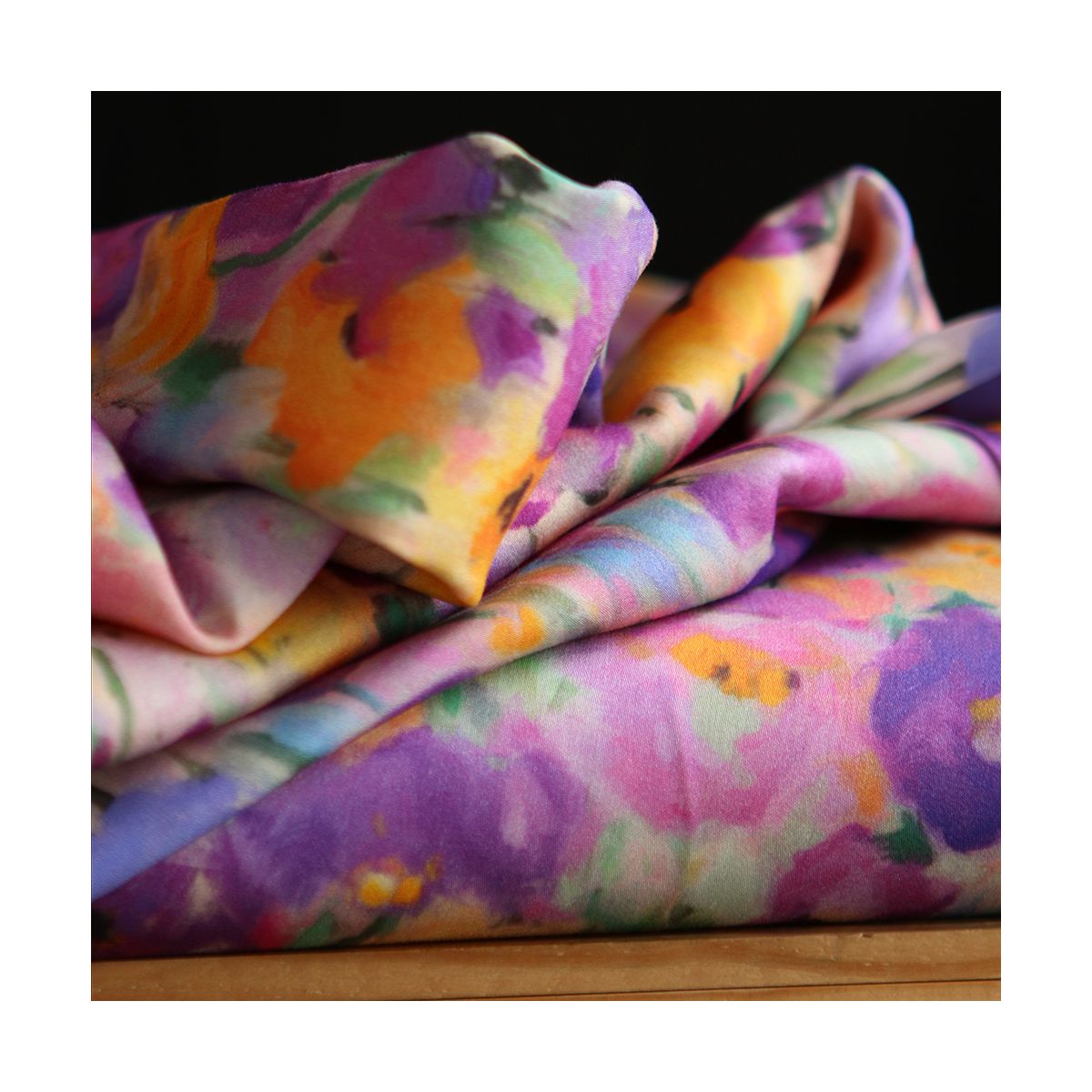 Emna - Viscose satinée imprimé fleuri parme Emna - Viscose satinée imprimé fleuri parme