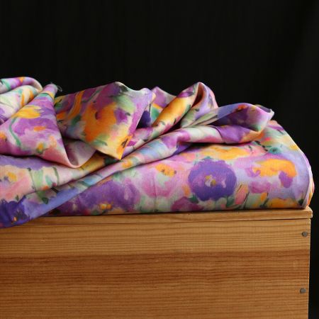 Emna - Viscose satinée imprimé fleuri parme Emna - Viscose satinée imprimé fleuri parme