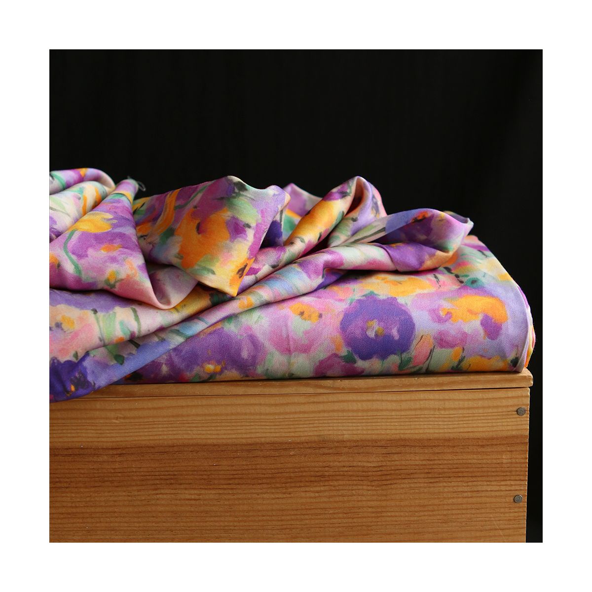 Emna - Viscose satinée imprimé fleuri parme Emna - Viscose satinée imprimé fleuri parme