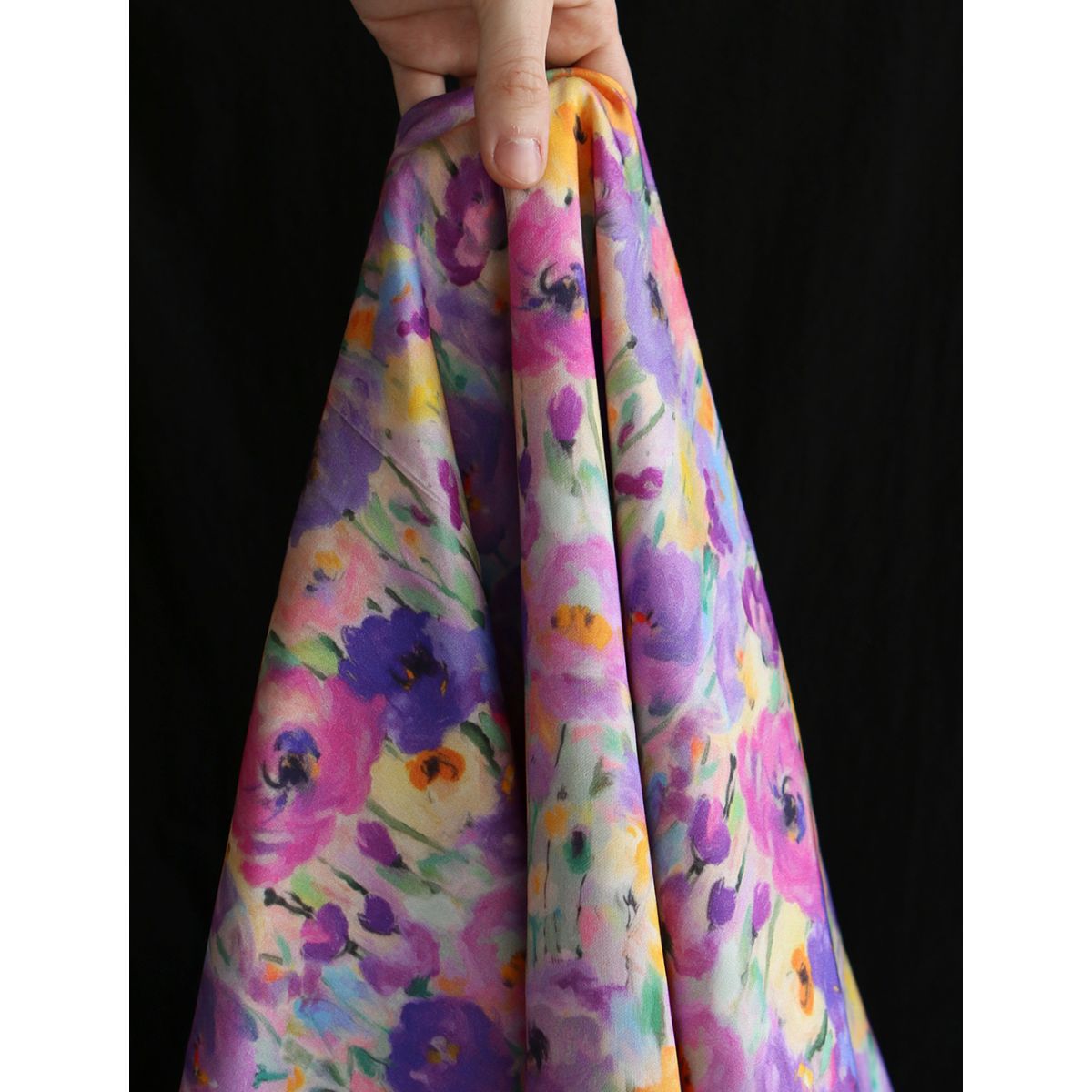 Emna - Viscose satinée imprimé fleuri parme Emna - Viscose satinée imprimé fleuri parme