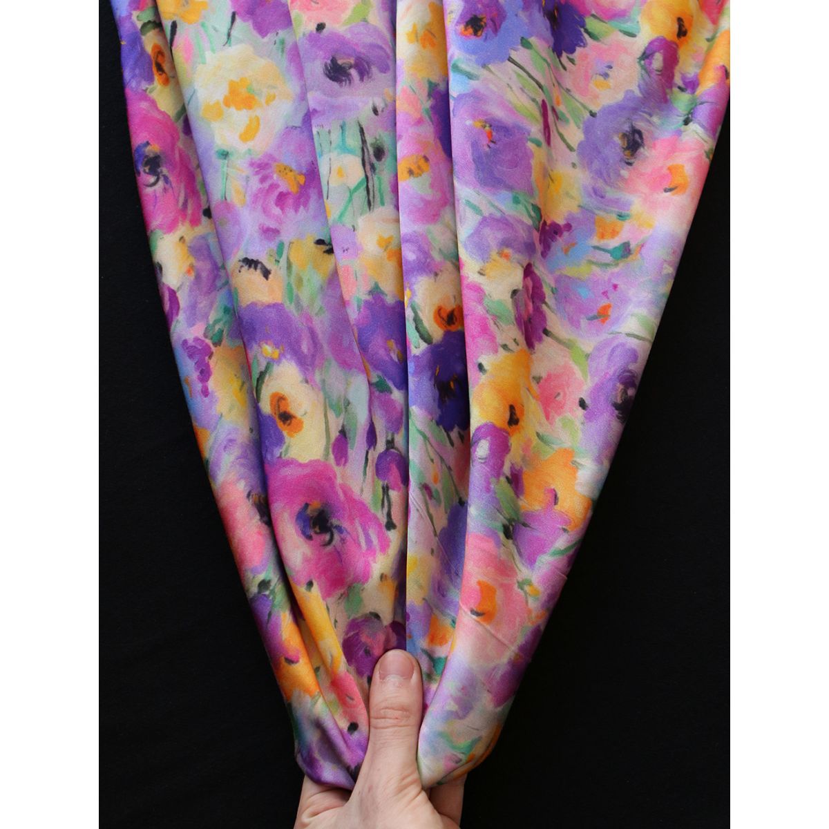Emna - Viscose satinée imprimé fleuri parme Emna - Viscose satinée imprimé fleuri parme