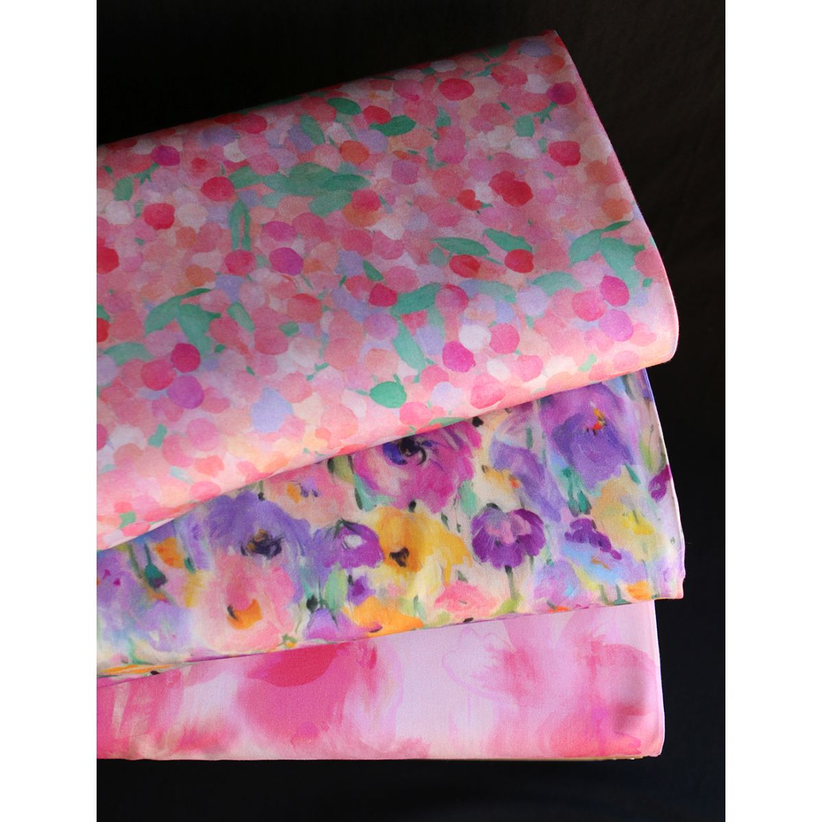 Emna - Viscose satinée imprimé fleuri parme Emna - Viscose satinée imprimé fleuri parme