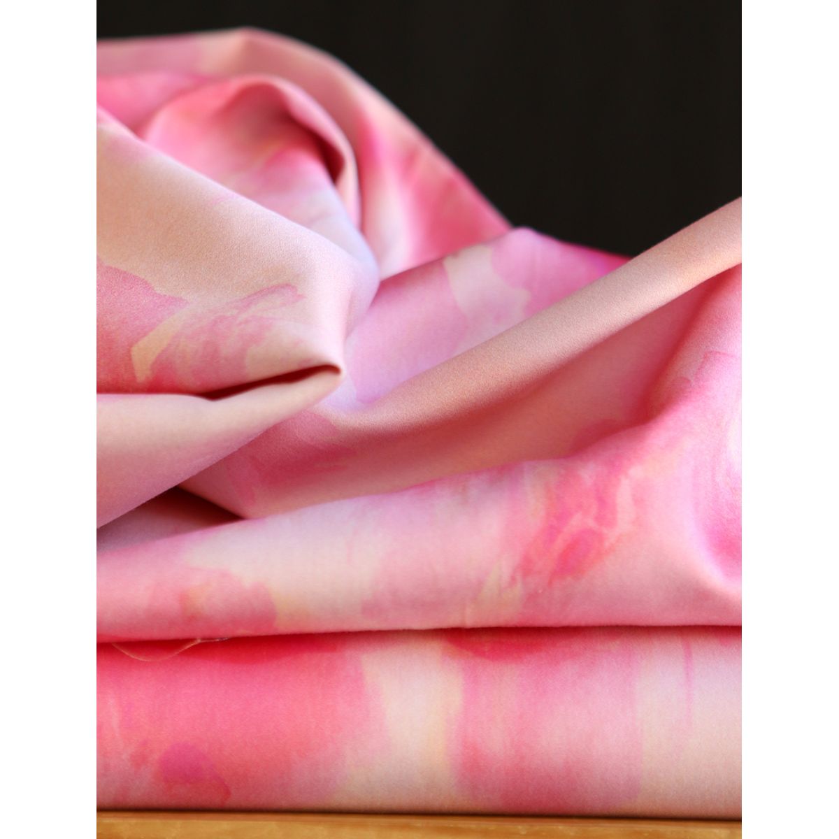 Loralie - Coton satiné à imprimé fleuri abstrait rose Loralie - Coton satiné à imprimé fleuri abstrait rose