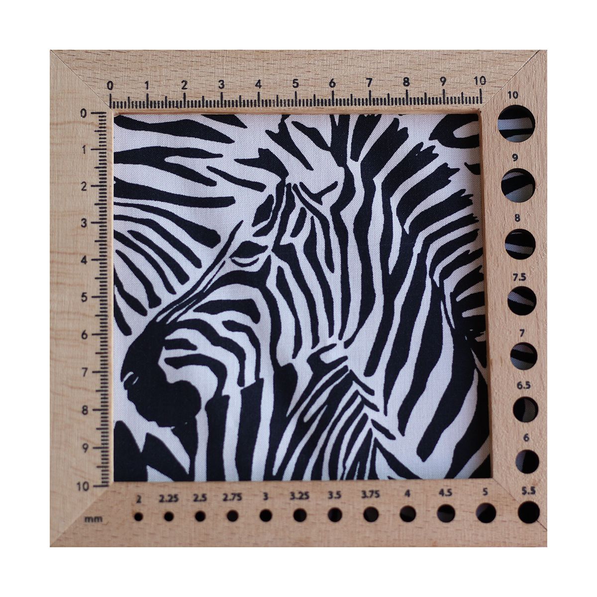 Zebra - Viscose imprimé fleuri graphique zèbres noir et blanc Zebra - Viscose imprimé fleuri graphique zèbres noir et blanc