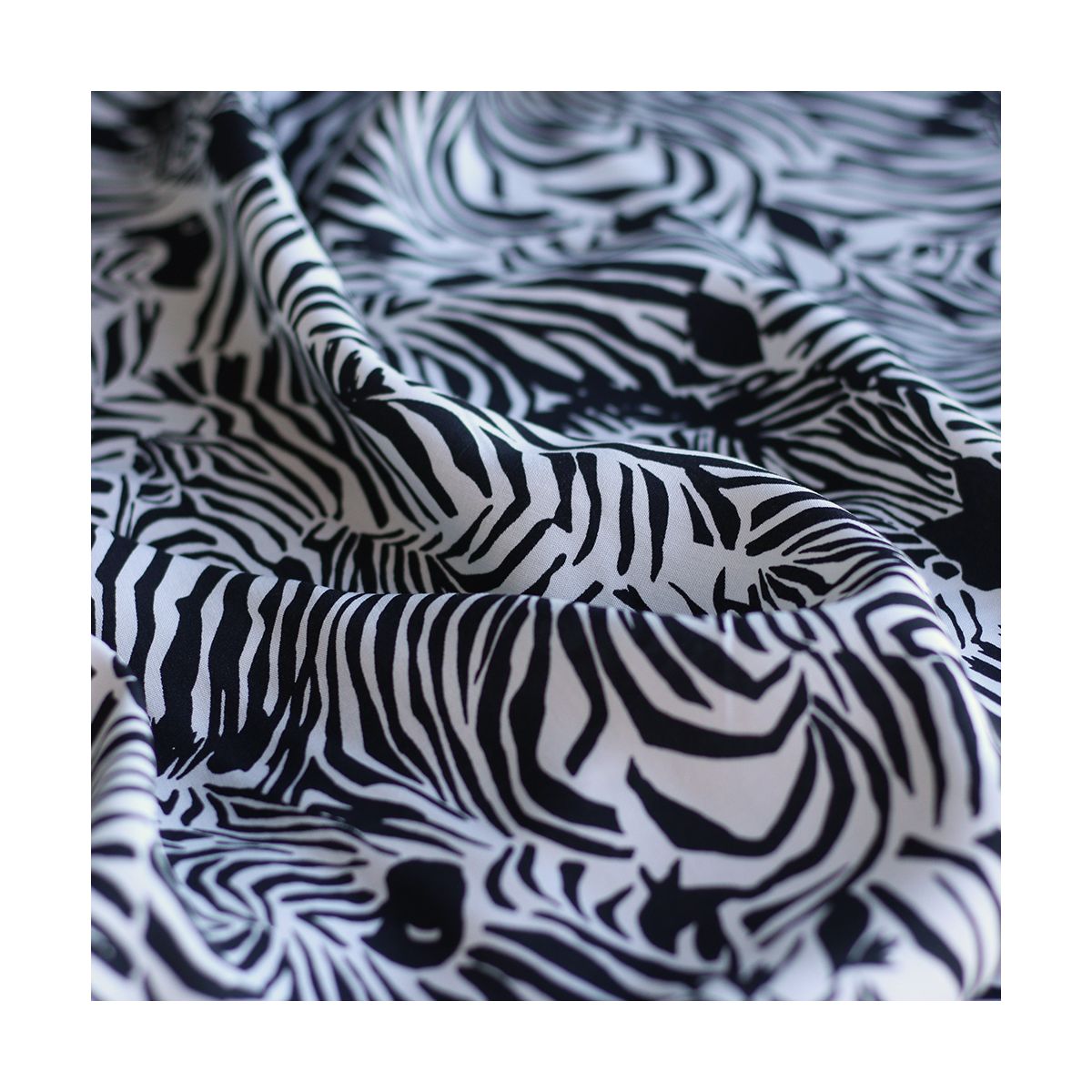 Zebra - Viscose imprimé fleuri graphique zèbres noir et blanc Zebra - Viscose imprimé fleuri graphique zèbres noir et blanc