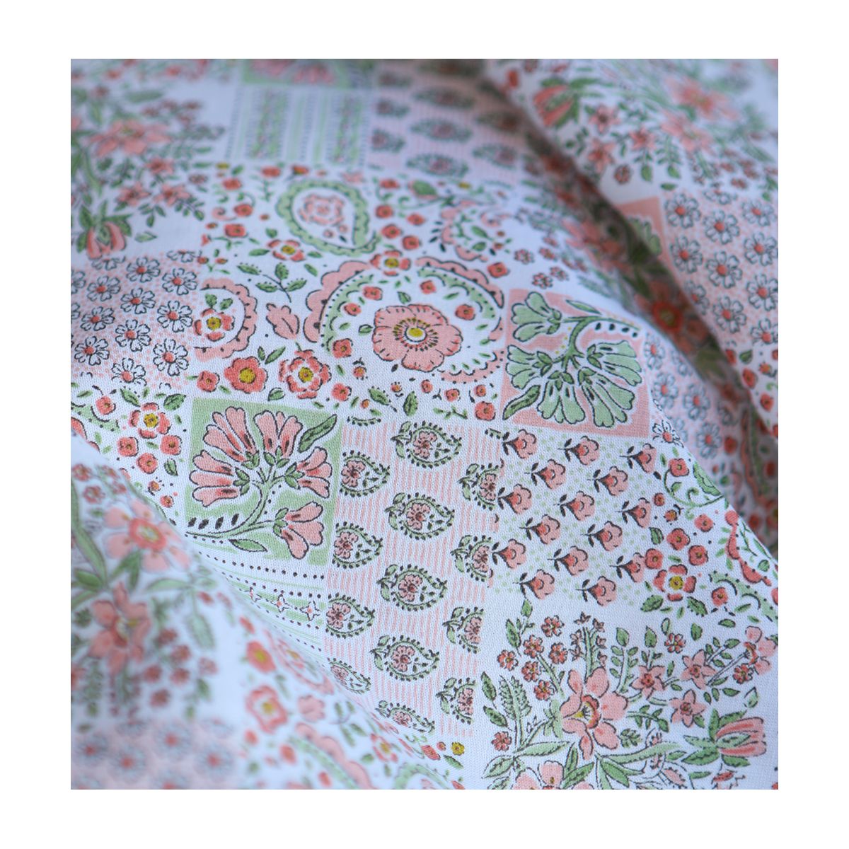 Isabelle - Batiste de coton à imprimé patchwork corail rosé Isabelle - Batiste de coton à imprimé patchwork corail rosé