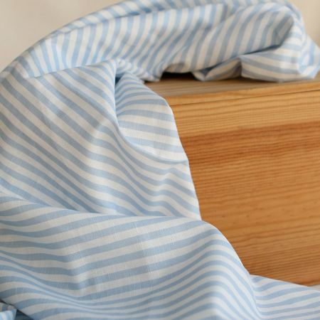 Lucas - Tissu lin coton rayures 6mm blanc lait et bleu horizon Lucas - Tissu lin coton rayures 6mm blanc lait et bleu horizon