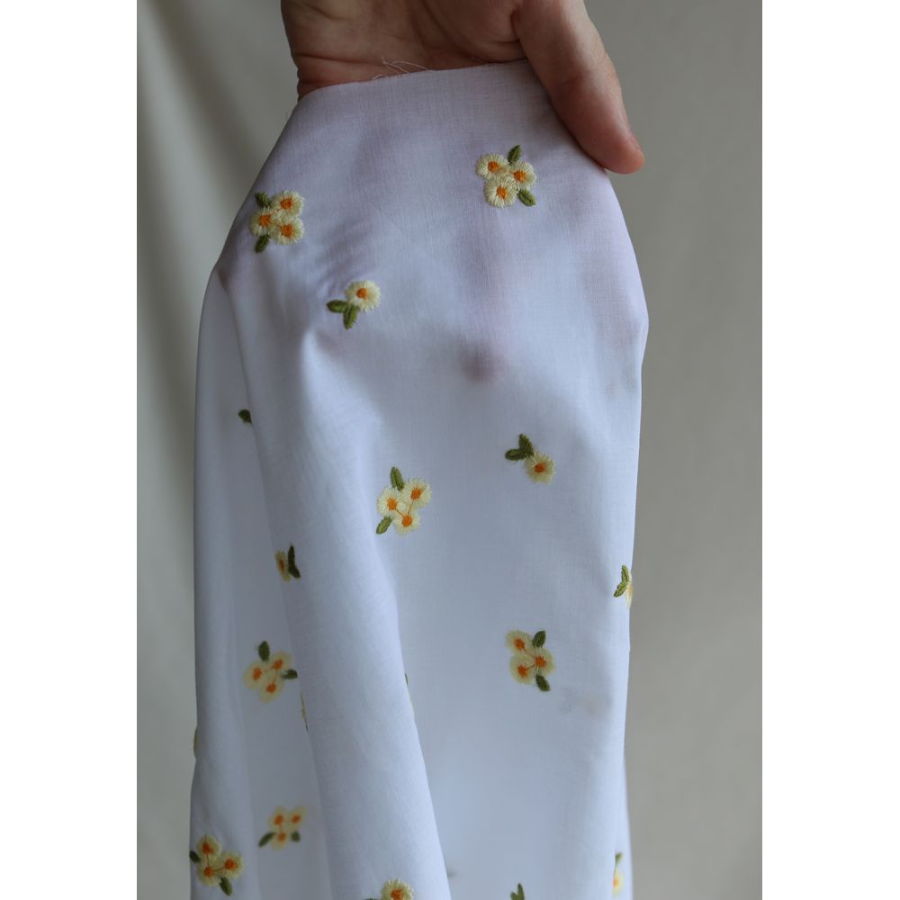 Floralie - Voile de coton blanc broderies petites fleurs jaunes