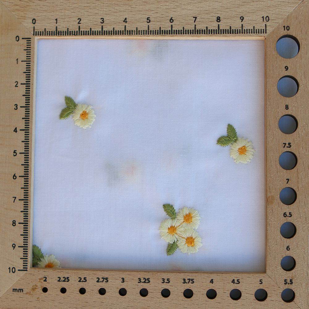 Floralie - Voile de coton blanc broderies petites fleurs jaunes