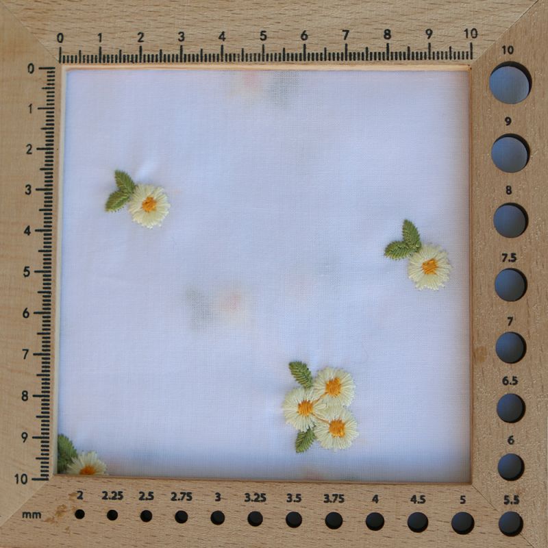 Floralie - Voile de coton blanc broderies petites fleurs jaunes