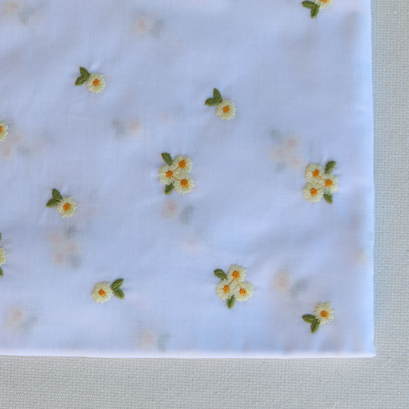 Floralie - Voile de coton blanc broderies petites fleurs jaunes