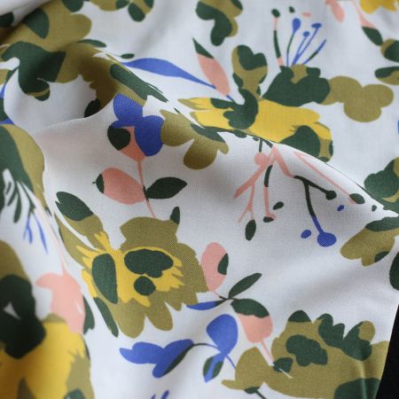 Ramezia - Viscose imprimé graphique et fleuri vert Ramezia - Viscose imprimé graphique et fleuri vert
