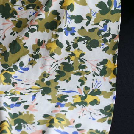 Ramezia - Viscose imprimé graphique et fleuri vert Ramezia - Viscose imprimé graphique et fleuri vert