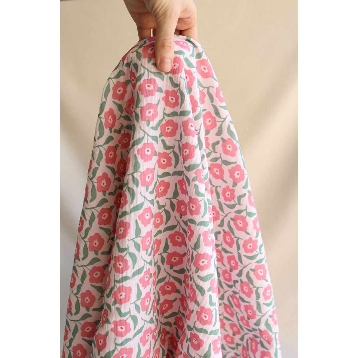 Storia - Double gaze de coton fond écru motif fleuri Storia - Double gaze de coton fond écru motif fleuri