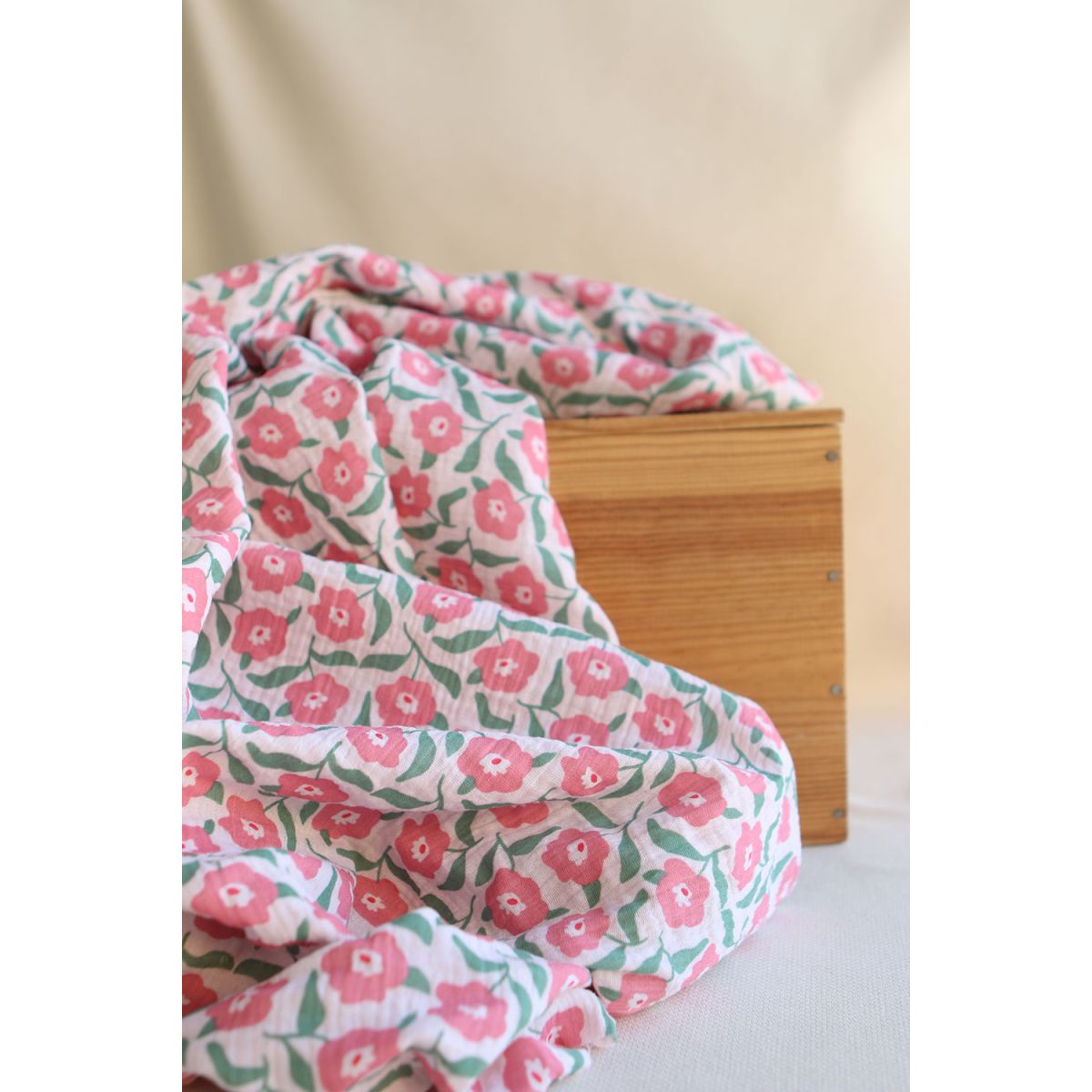 Storia - Double gaze de coton fond écru motif fleuri Storia - Double gaze de coton fond écru motif fleuri