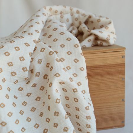 Maya - Double gaze coton BIO motif fond écru camel Maya - Double gaze coton BIO motif fond écru camel