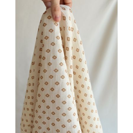 Maya - Double gaze coton BIO motif fond écru camel Maya - Double gaze coton BIO motif fond écru camel