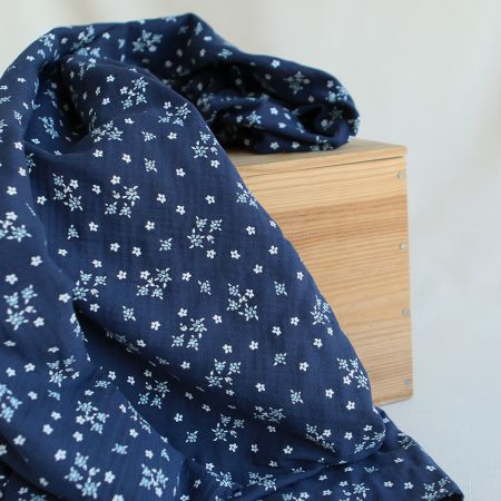 Lena - Double gaze de coton motif fleuri fond bleu marine Lena - Double gaze de coton motif fleuri fond bleu marine