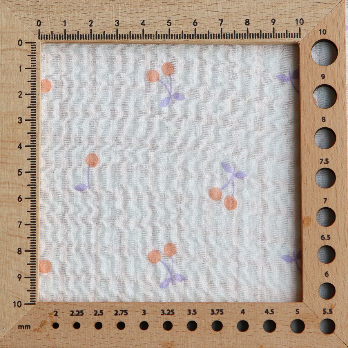 Cherry - Double gaze de coton double face coloris blanc cerises et quadrillage parme et orange Cherry - Double gaze de coton double face coloris blanc cerises et quadrillage parme et orange
