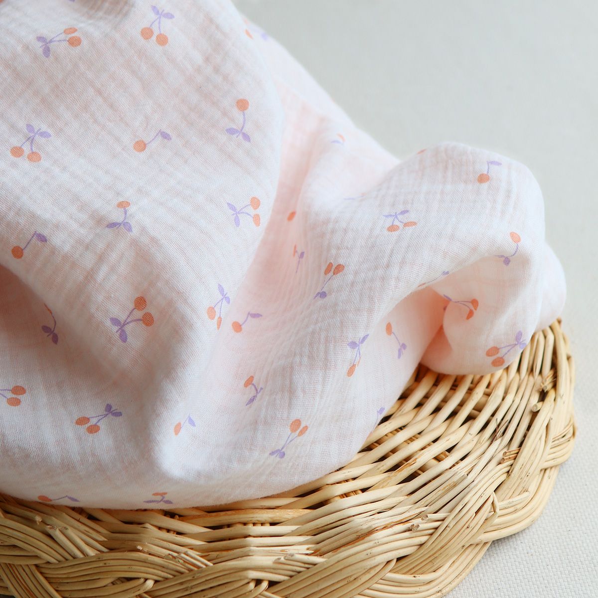 Cherry - Double gaze de coton double face coloris blanc cerises et quadrillage parme et orange Cherry - Double gaze de coton double face coloris blanc cerises et quadrillage parme et orange
