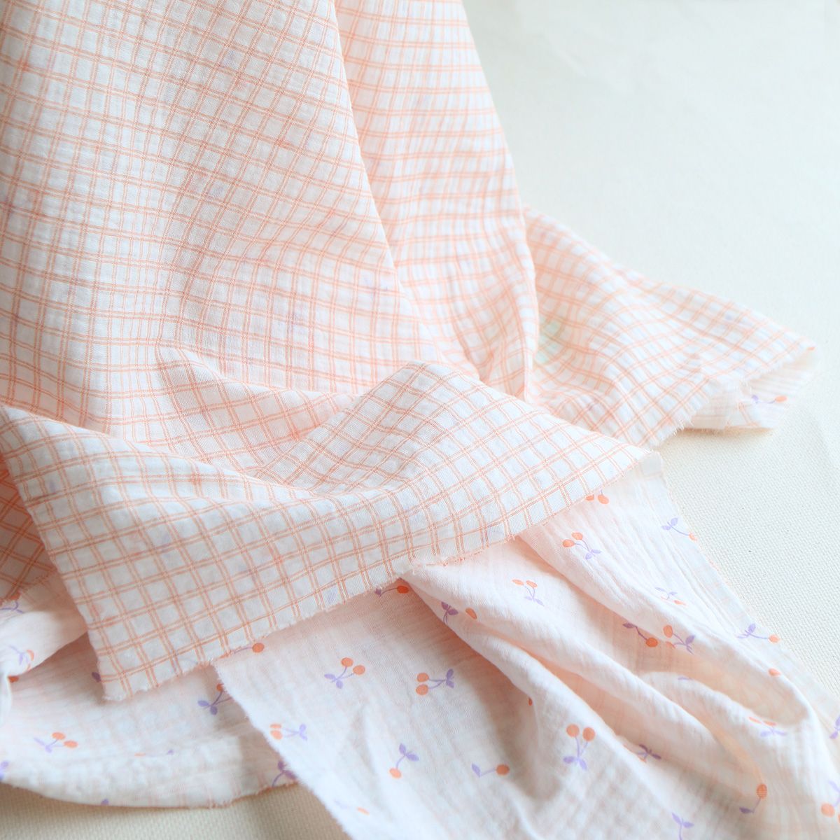 Cherry - Double gaze de coton double face coloris blanc cerises et quadrillage parme et orange Cherry - Double gaze de coton double face coloris blanc cerises et quadrillage parme et orange