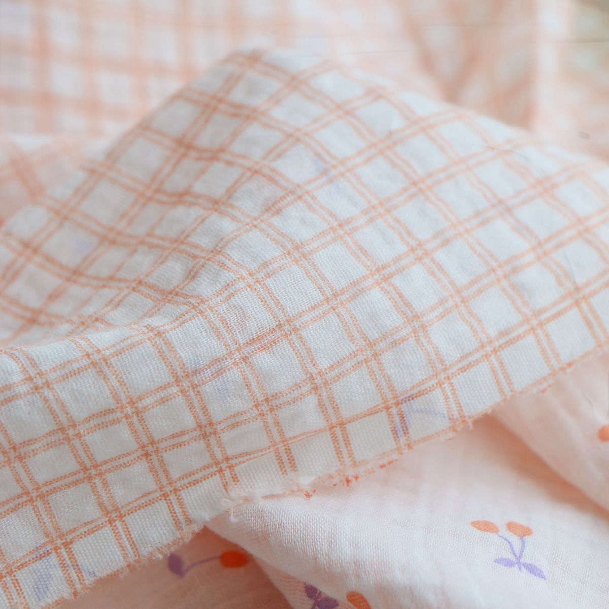 Cherry - Double gaze de coton double face coloris blanc cerises et quadrillage parme et orange Cherry - Double gaze de coton double face coloris blanc cerises et quadrillage parme et orange