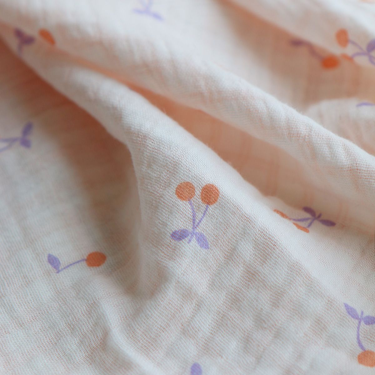 Cherry - Double gaze de coton double face coloris blanc cerises et quadrillage parme et orange Cherry - Double gaze de coton double face coloris blanc cerises et quadrillage parme et orange