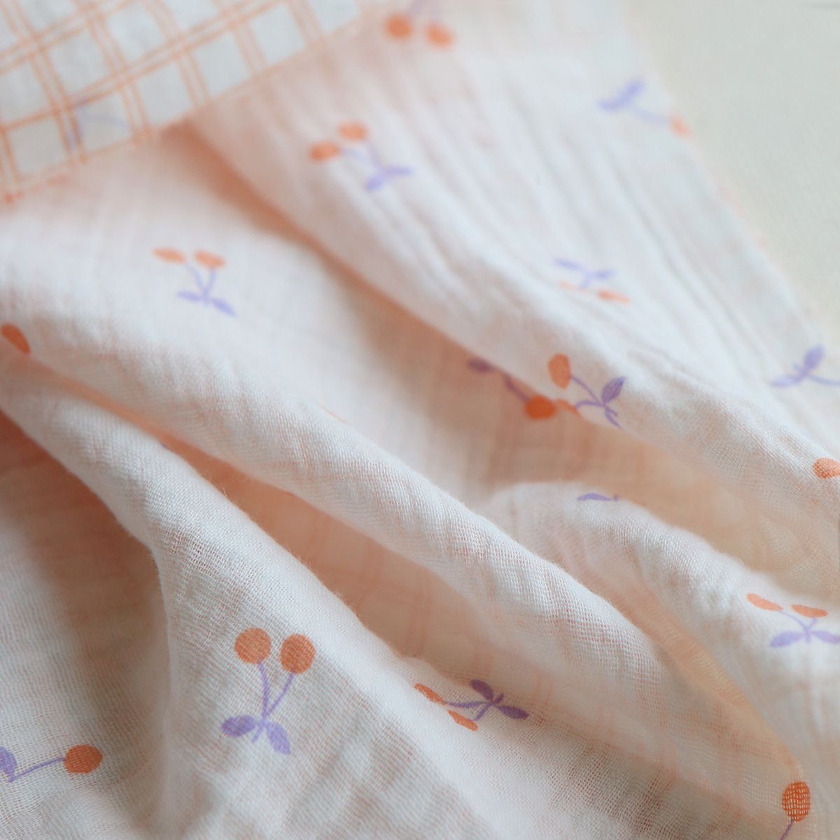 Cherry - Double gaze de coton double face coloris blanc cerises et quadrillage parme et orange Cherry - Double gaze de coton double face coloris blanc cerises et quadrillage parme et orange