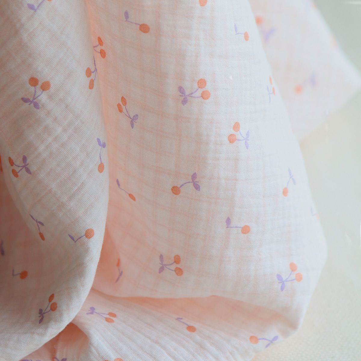 Cherry - Double gaze de coton double face coloris blanc cerises et quadrillage parme et orange Cherry - Double gaze de coton double face coloris blanc cerises et quadrillage parme et orange