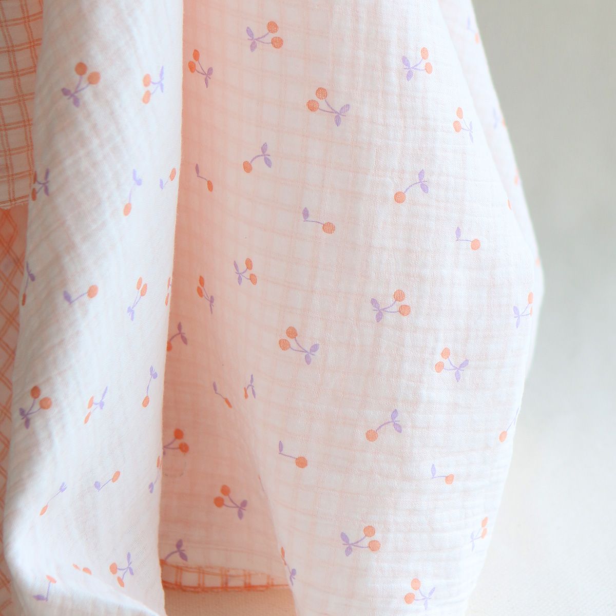 Cherry - Double gaze de coton double face coloris blanc cerises et quadrillage parme et orange Cherry - Double gaze de coton double face coloris blanc cerises et quadrillage parme et orange