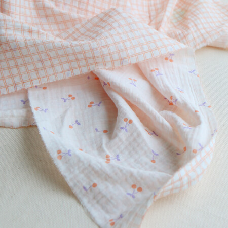 Cherry - Double gaze de coton double face coloris blanc cerises et quadrillage parme et orange Cherry - Double gaze de coton double face coloris blanc cerises et quadrillage parme et orange