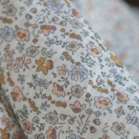 Albane - Double gaze de coton motif fleuri bleu ocre Albane - Double gaze de coton motif fleuri bleu ocre