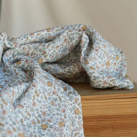 Albane - Double gaze de coton motif fleuri bleu ocre Albane - Double gaze de coton motif fleuri bleu ocre
