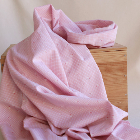 Coupon 114cm Seersucker quadrillage fin minis fleurs fond rose tendre Coupon 114cm Seersucker quadrillage fin minis fleurs fond rose tendre