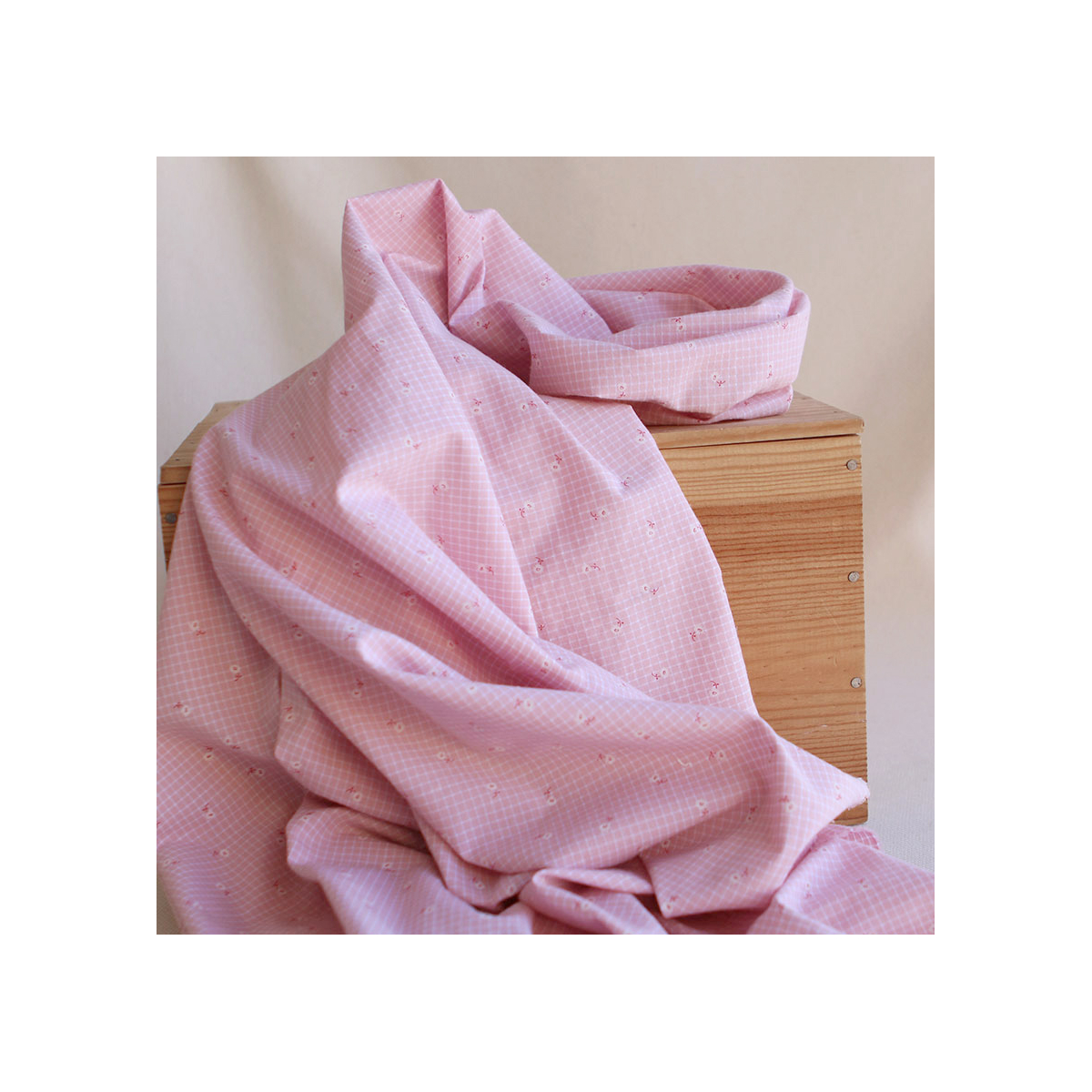 Coupon 114cm Seersucker quadrillage fin minis fleurs fond rose tendre Coupon 114cm Seersucker quadrillage fin minis fleurs fond rose tendre