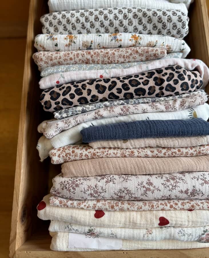 Coupons de tissus Batikou — doubles gazes fleuries et popelines empilées